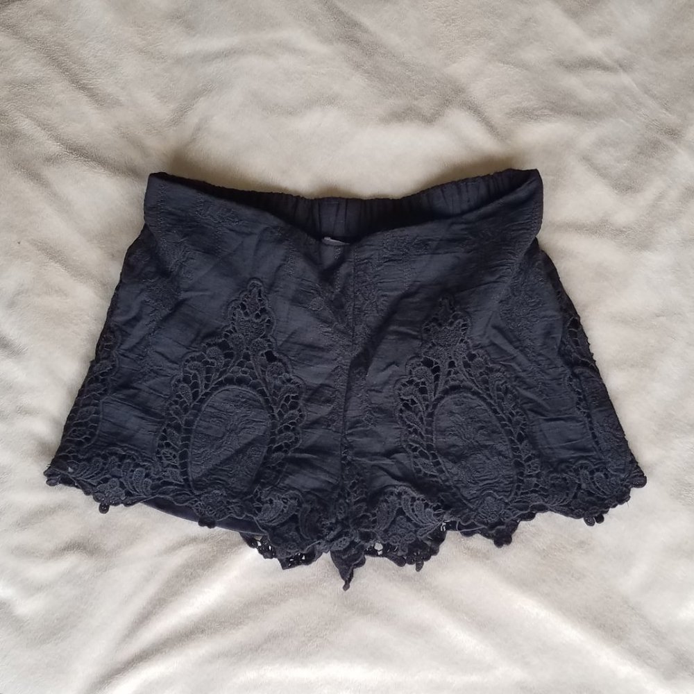 Black Crochet Lace Scalloped Shorts Small